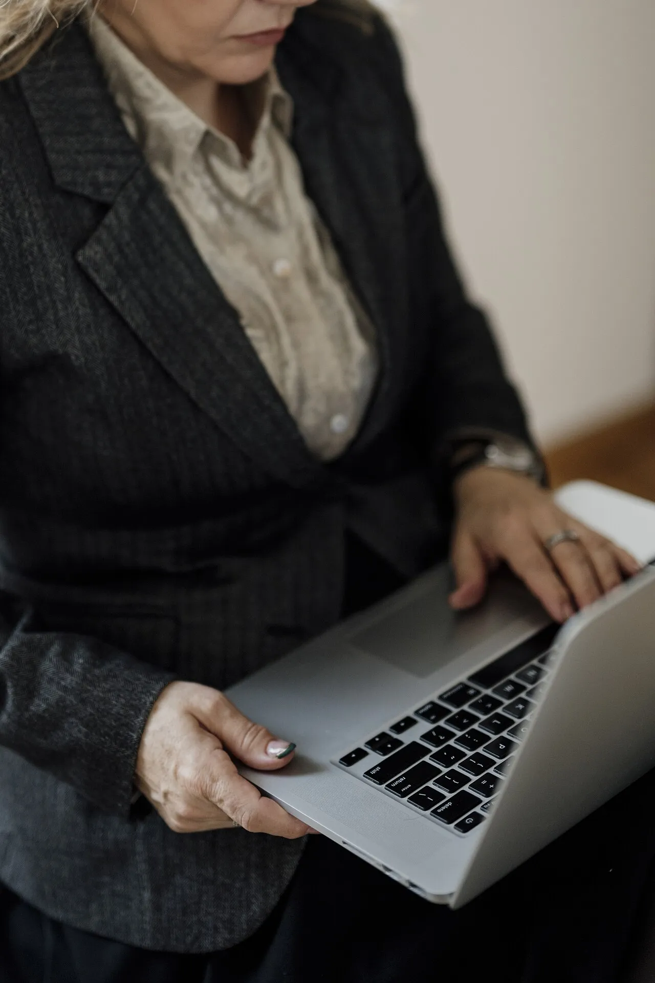 VPN vs Tor journalist using laptop